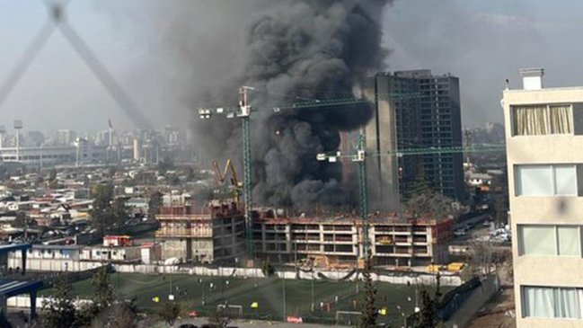 Bomberos controló incendio que afectó a bodega en Ñuñoa