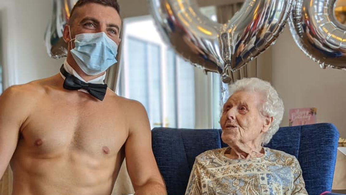 Anciana celebra su cumpleaños número 106 con un stripper y se vuelve viral