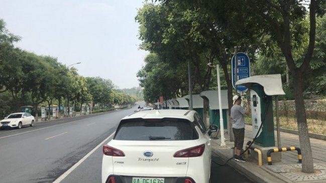 China emite plan para impulsar recarga de vehículos eléctricos en autopistas