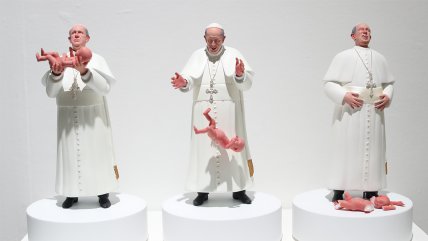   Artista chileno genera revuelo por escultura de papa Francisco arrojando a una guagua 