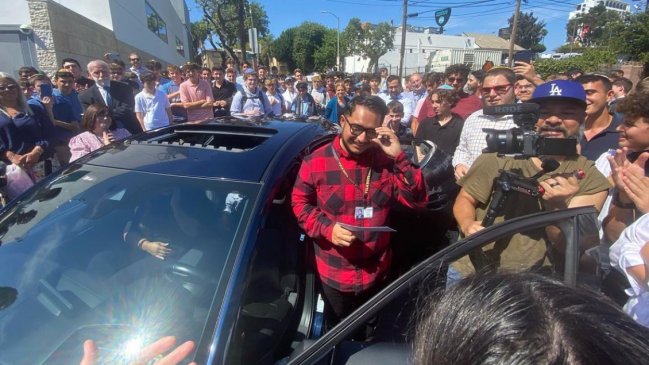 Alumnos compran un auto a profesor que tardaba cuatro horas en llegar al colegio