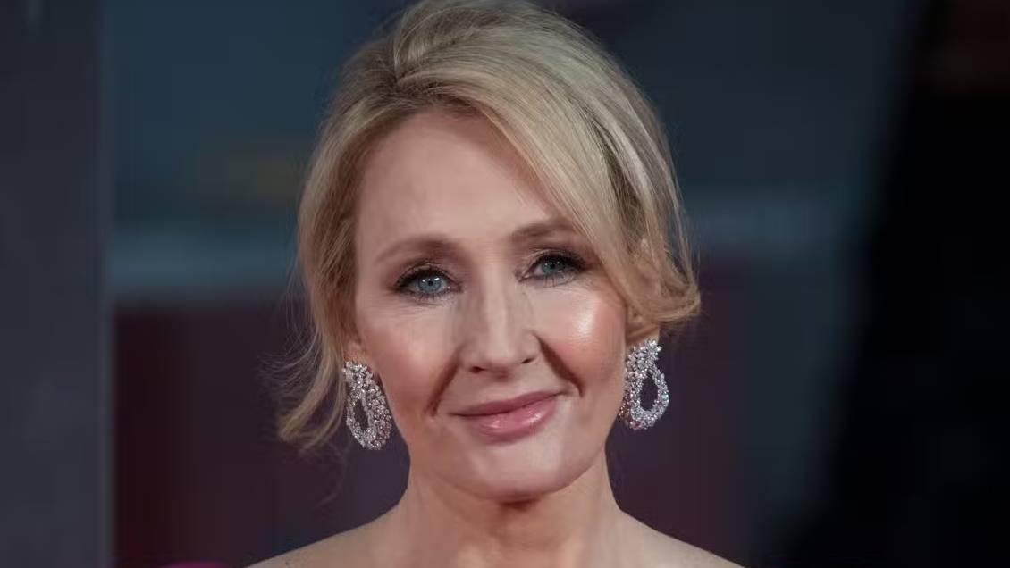 J.K. Rowling lanza nuevo libro: contará historia de una mujer asesinada por ser considerada 