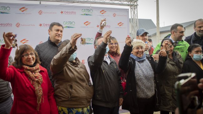 Reconstrucción de Castro: Entregan primeras 12 casas tras mega incendio de diciembre