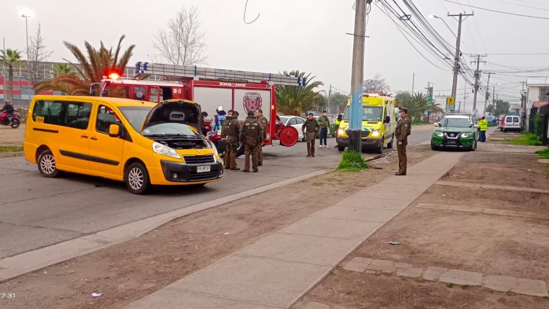Colisión entre vehículo y furgón escolar deja dos menores de edad lesionados en Rancagua