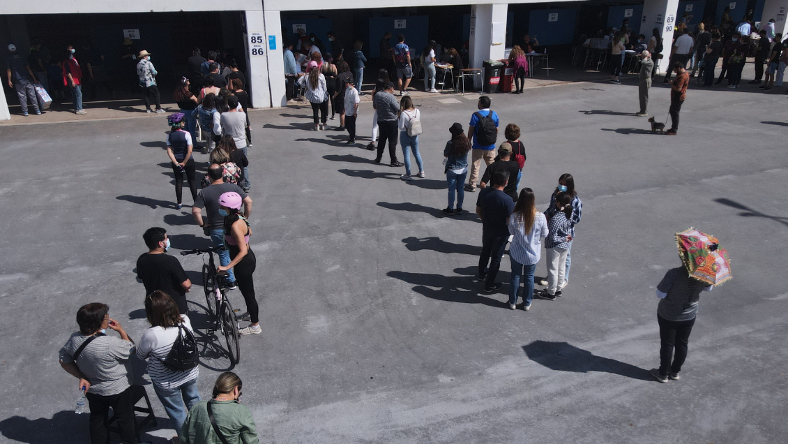 Avanza el plebiscito: Largas filas en los locales chilenos y sigue el conteo de votos en Europa