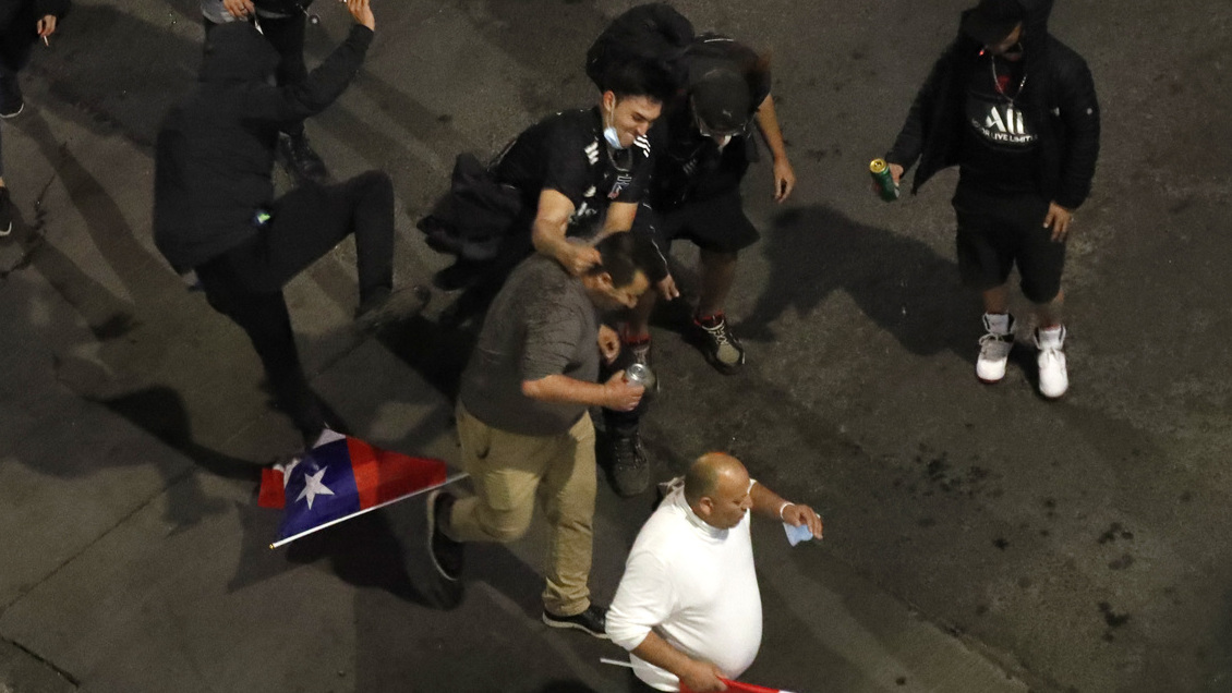 Enfrentamientos y ataques a vehículos se registran en las inmediaciones de Plaza Baquedano