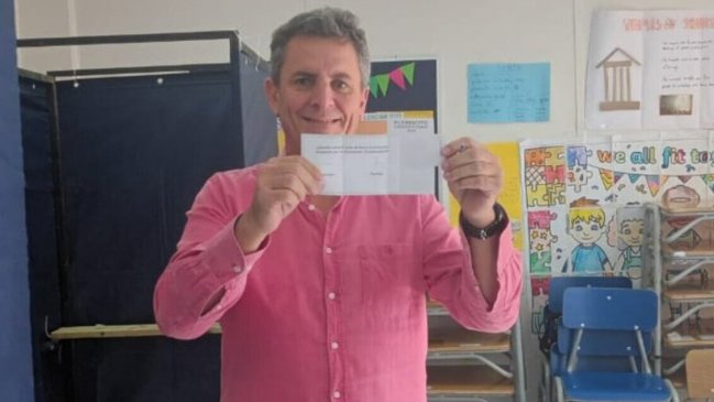 Un acto ilegal: Gonzalo de la Carrera subió foto con su voto marcado en el plebiscito
