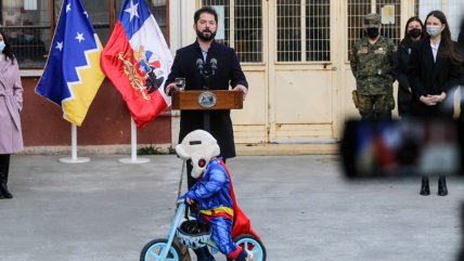   ¡Superman! Niño que cuida la familia de Boric se robó el punto de prensa del Presidente 