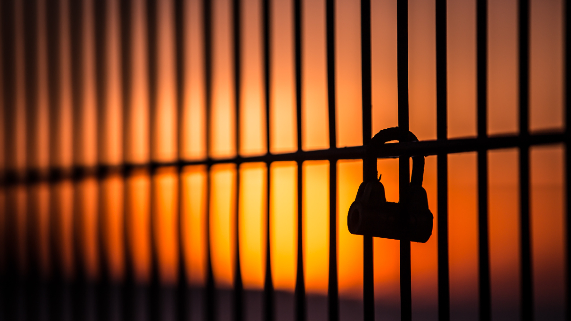 Profesor fue a la cárcel por no respetar el pronombre de su estudiante transgénero