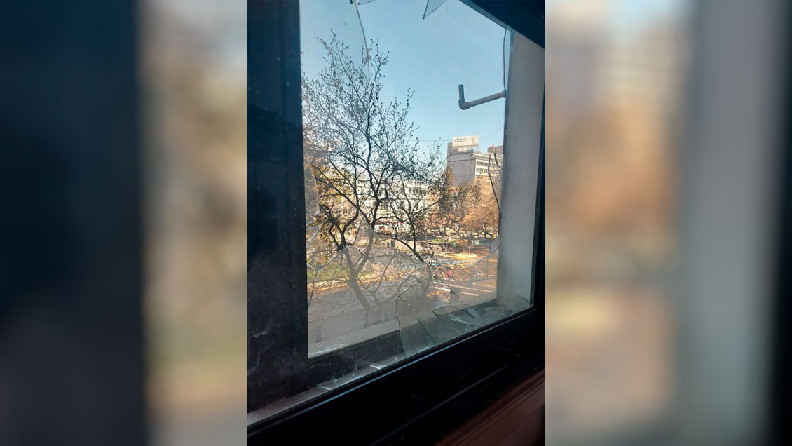 Ministro de Educación denuncia que apedrearon ventanas del edificio institucional