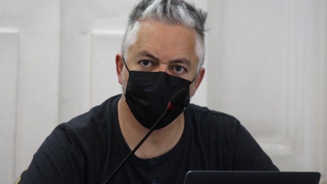 Baradit defiende su libro sobre la 