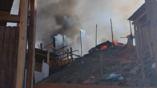 Incendio en campamento dejó cinco damnificados en Antofagasta