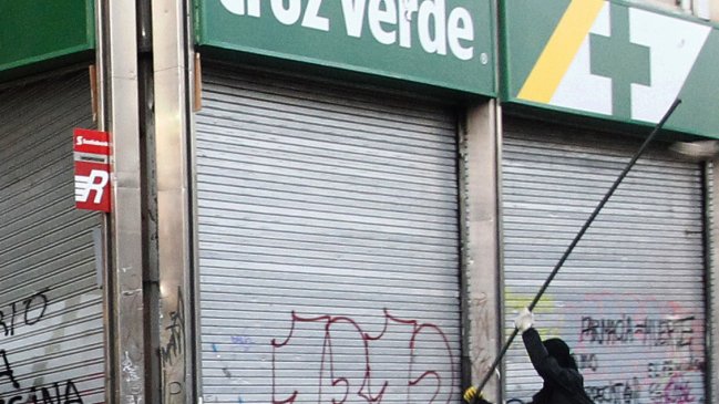 Dos adolescentes de 14 años fueron detenidos por saquear una farmacia en el centro de Santiago