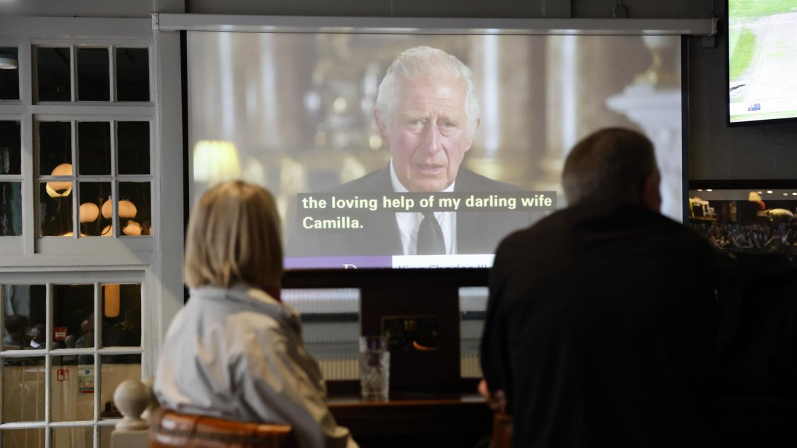 Carlos homenajea a su madre y promete seguir sus pasos en su primer discurso