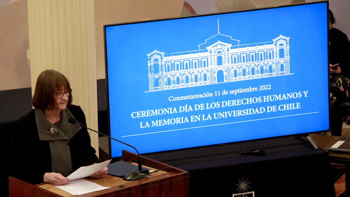 U. de Chile conmemoró el Día de los DDHH con entrega de título póstumo a exestudiante detenido desaparecido