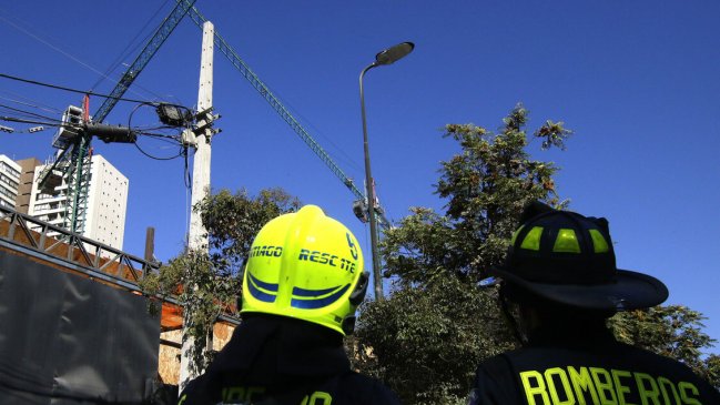 Trabajadores estuvieron atrapados varias horas tras deslizamiento de tierra en Villa Alemana