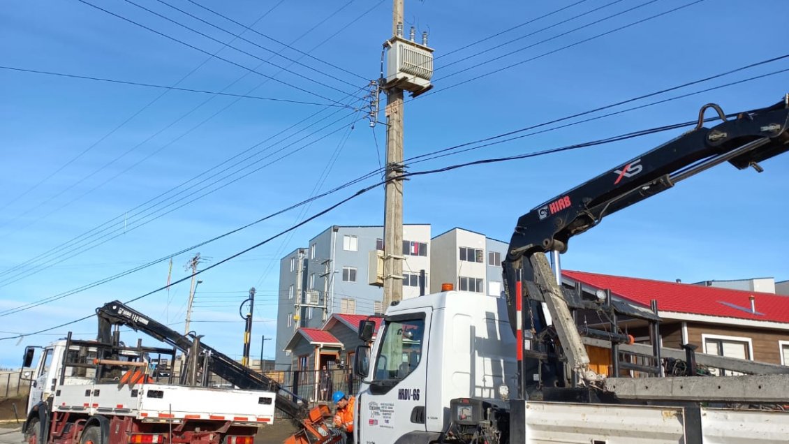 Dos accidentes de tránsito dejaron a cerca de mil hogares sin electricidad en Punta Arenas