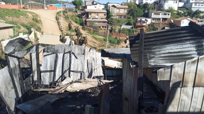 Un padre y tres hijos murieron en incendio en campamento de Viña del Mar