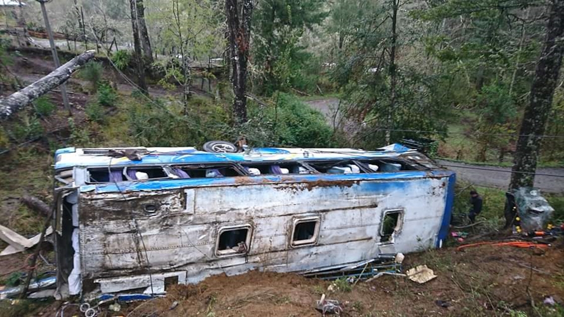 Volcamiento de bus dejó una víctima fatal y 19 heridos graves en San Juan de la Costa