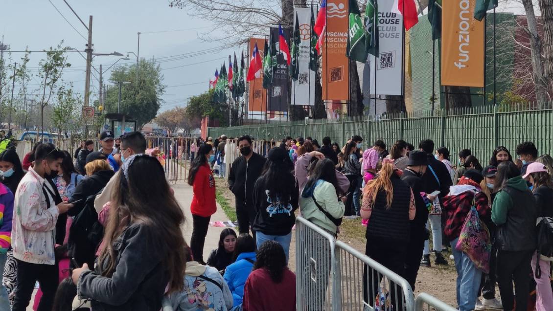 Fans pasaron la noche haciendo fila para el concierto de Dua Lipa en Chile