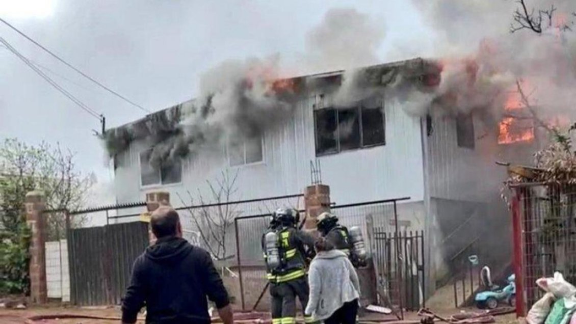 Incendio afectó a una vivienda en Placilla: Carabineros evacuó a dos menores de edad