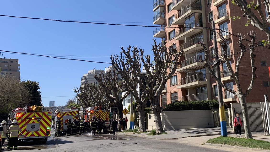 Incendio destruyó un departamento y obligó a evacuar edificio del centro de Viña del Mar