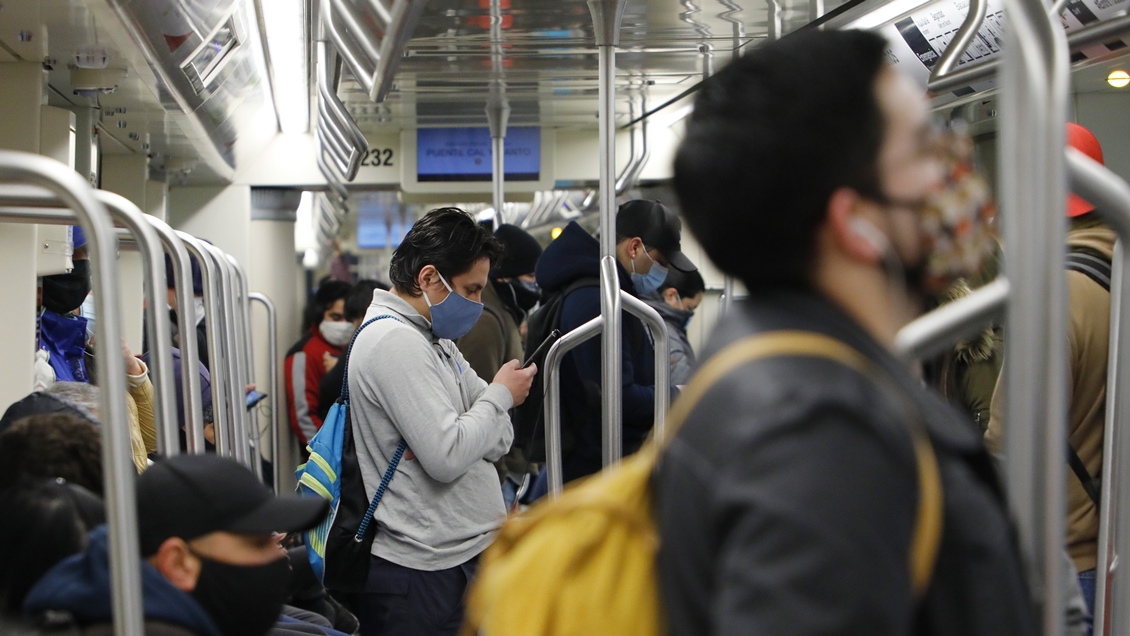 Transportes recomienda utilizar mascarilla en buses o trenes llenos de pasajeros