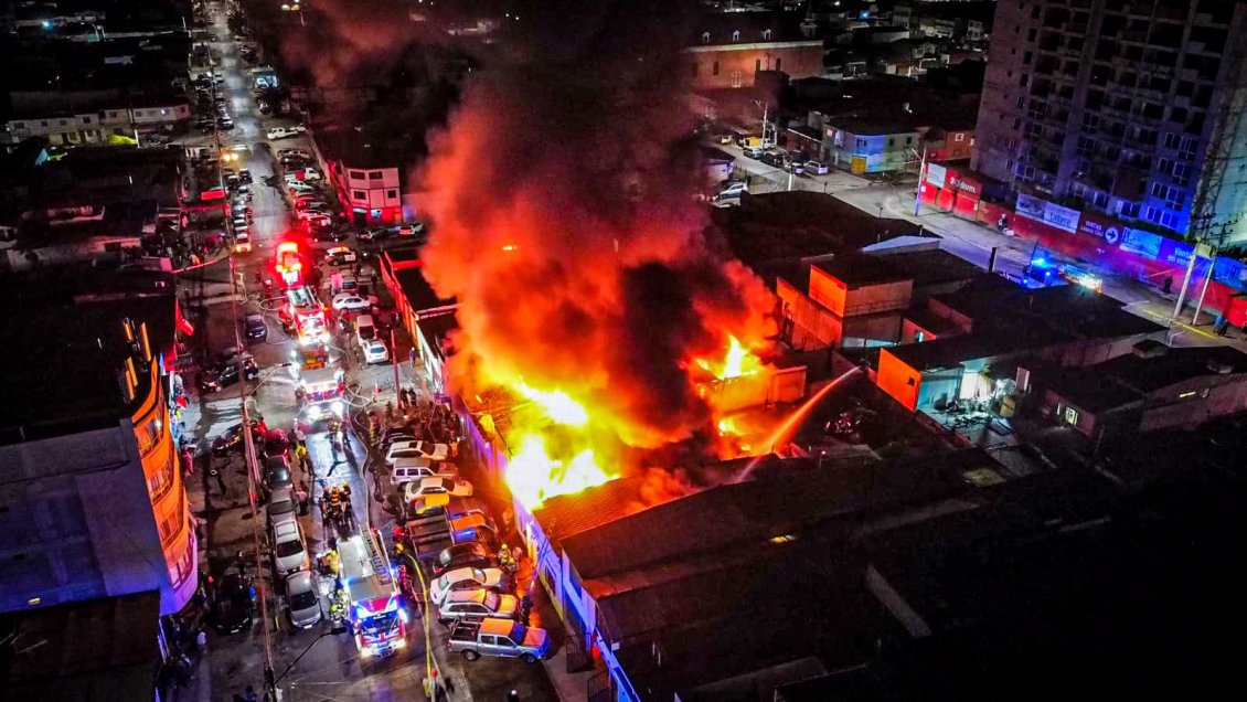 Incendio destruyó siete casas y dejó 26 damnificados en Iquique: Una bombera resultó herida
