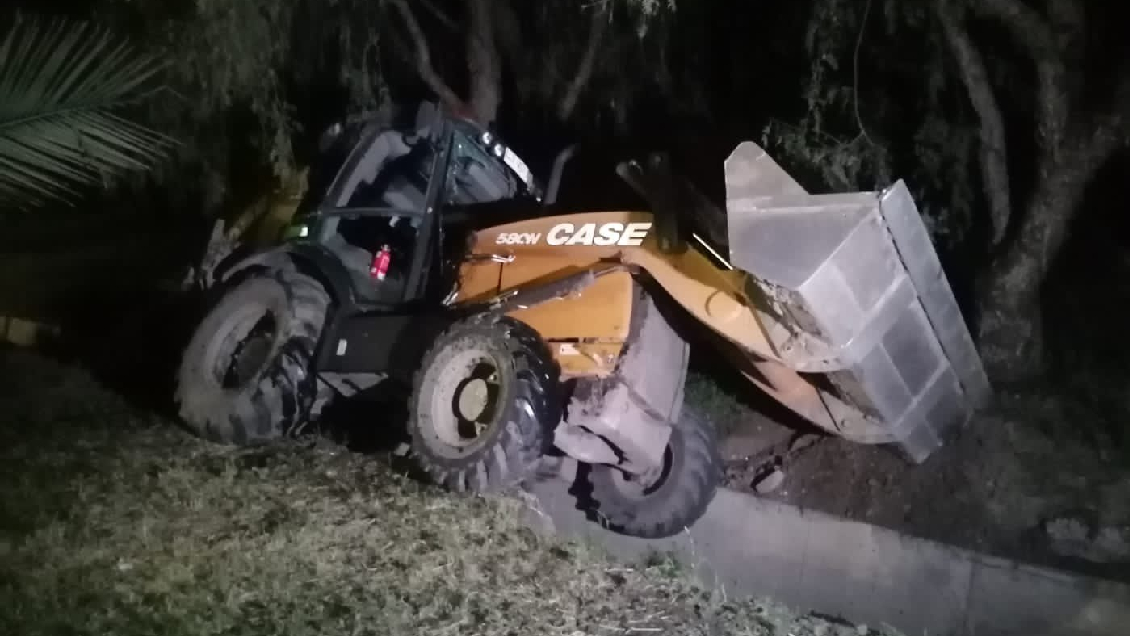 Delincuentes robaron en colegio, huyeron en retroexcavadora, chocaron a patrulla e intentaron arrollar a carabinero