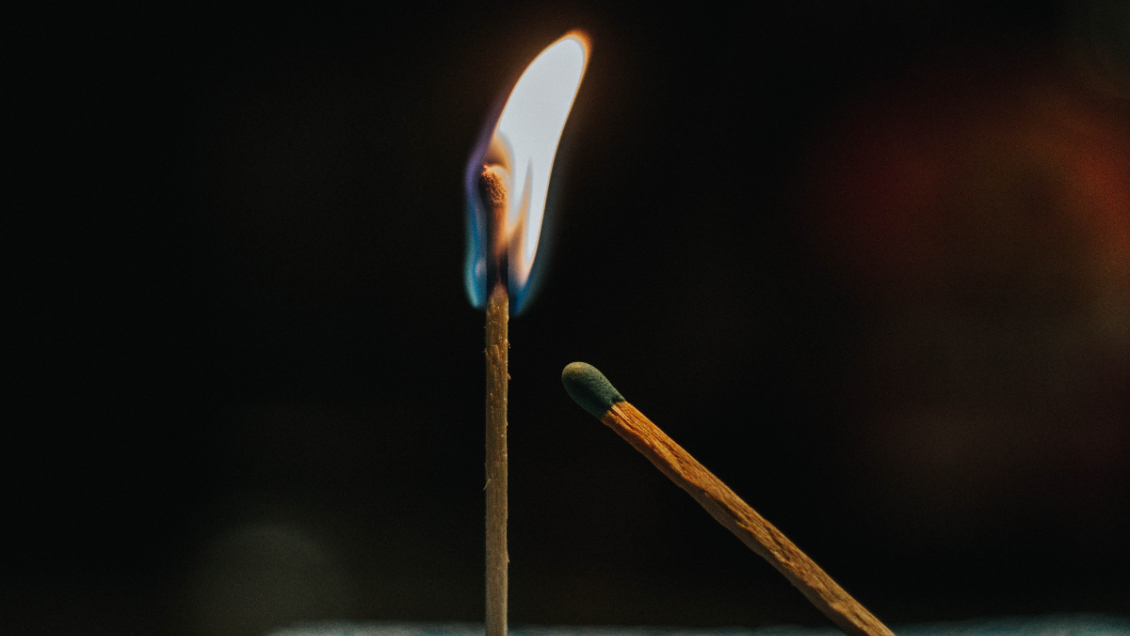 Roció con alcohol a su polola y le prendió fuego: Quedó con el 35% del cuerpo quemado