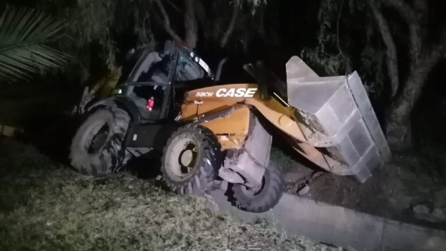 Delincuentes robaron en colegio, huyeron en retroexcavadora, chocaron a patrulla e intentaron arrollar a carabinero