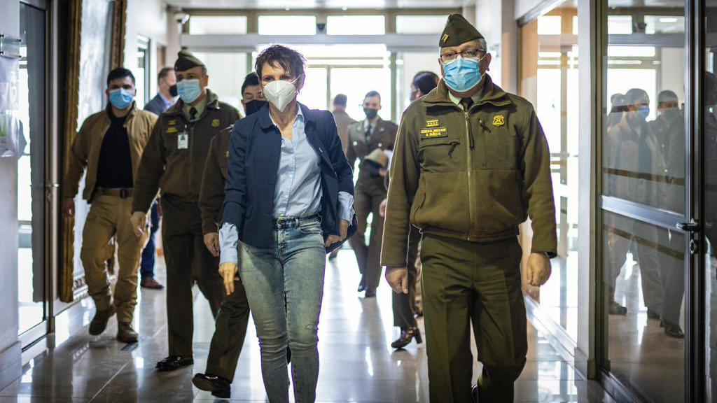 Ministra Carolina Tohá visitó a carabinero baleado durante procedimiento en Victoria