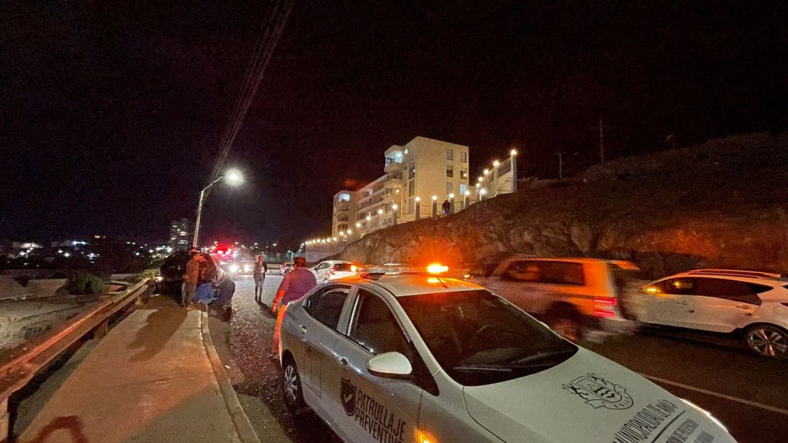 Vehículo cayó desde un mirador sobre concurrida avenida de Arica