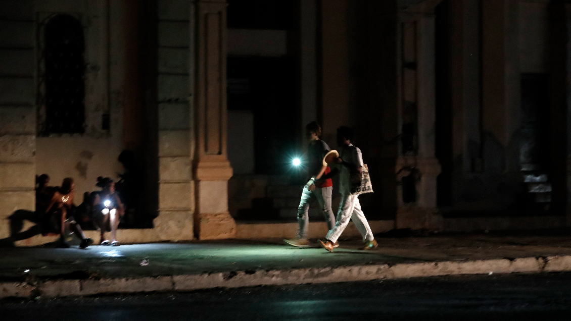 Cuba reconecta su sistema eléctrico, pero los apagones siguen en todo el país