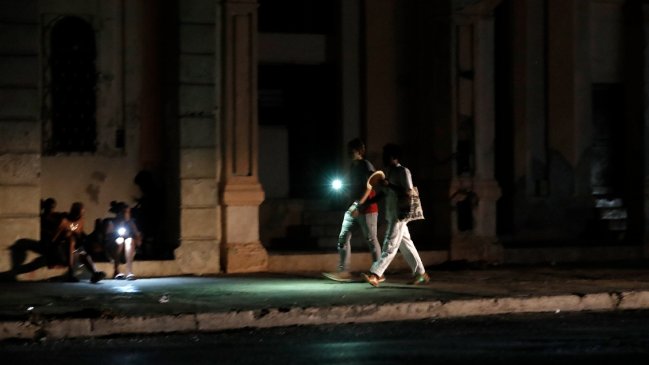 Cuba reconecta su sistema eléctrico, pero los apagones siguen en todo el país