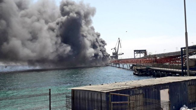 Incendio afectó al muelle terminal del Puerto Mejillones