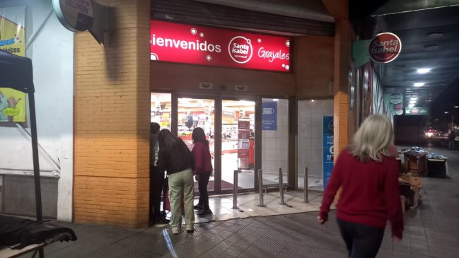 Detienen a guardia de supermercado por presuntamente haber apuñalado a un hombre