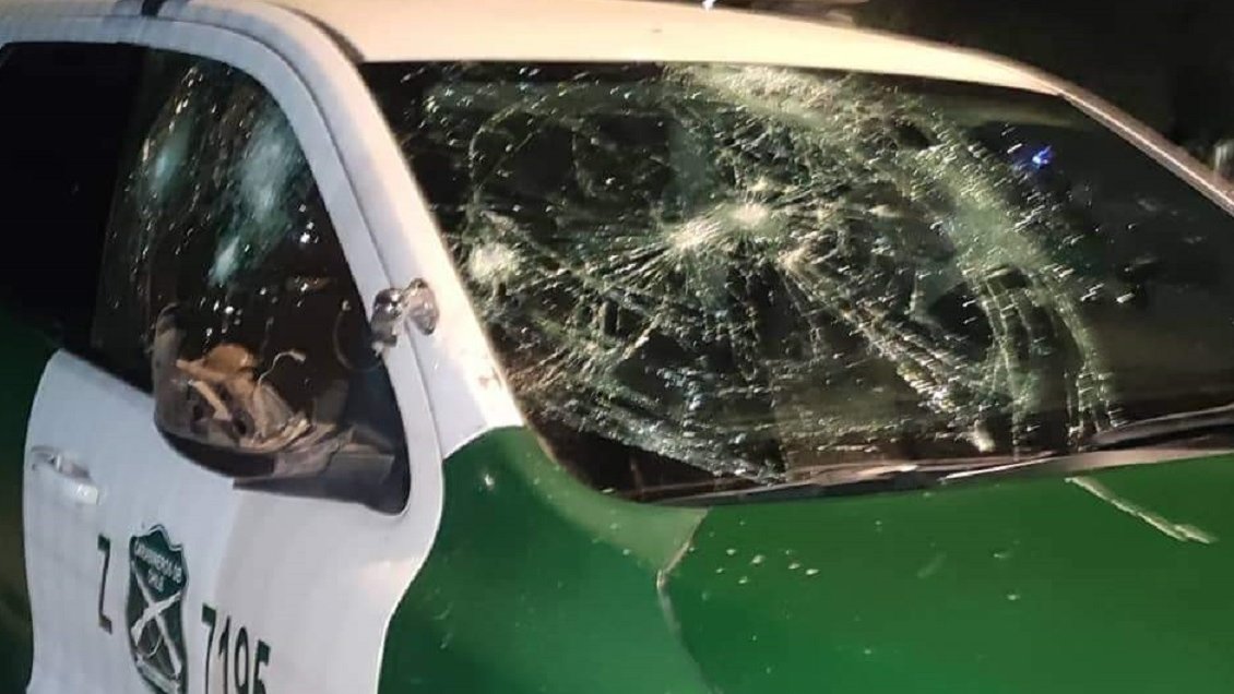 Dos carabineros fueron atacados por una turba en Monte Patria