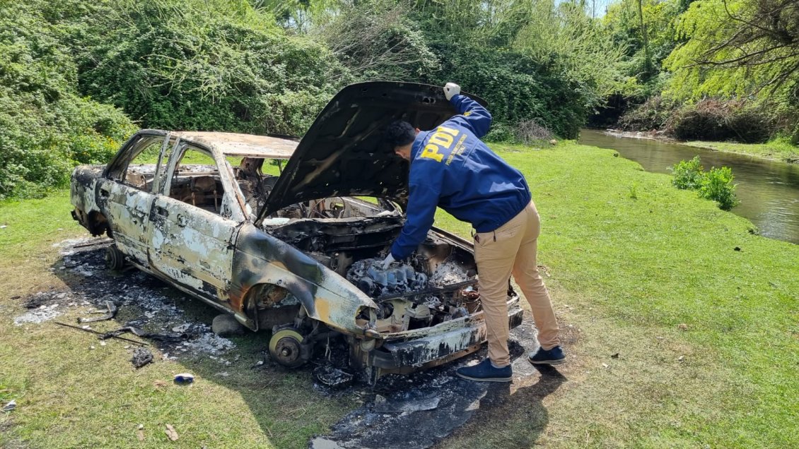 Vehículo fue robado y quemado en Linares