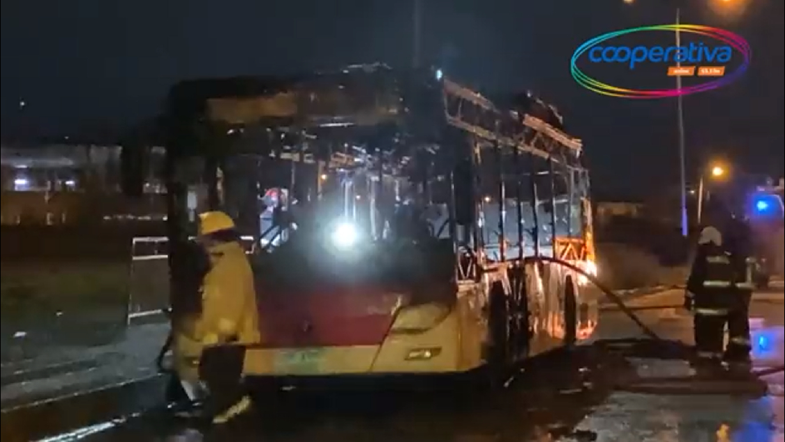 Pasajero quemó una micro en Pedro Aguirre Cerda