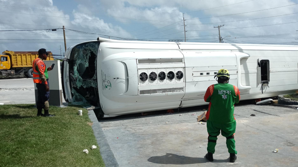 Confirman muerte de chilena en accidente de bus turístico en Punta Cana