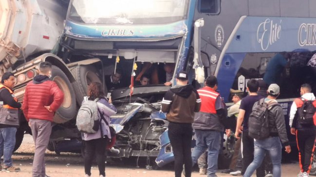 Varios lesionados dejó choque entre bus y un camión en ruta hacia Iquique