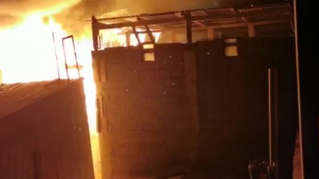 Incendio dañó tres casas en sector norte de Antofagasta