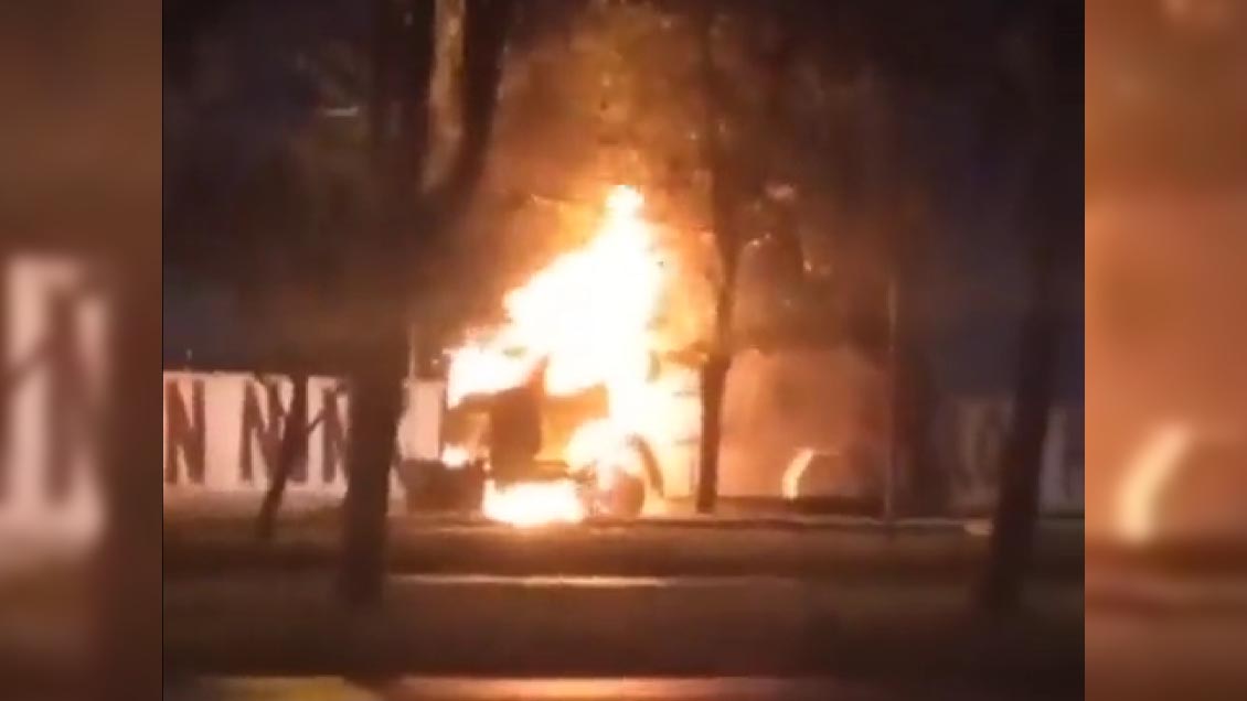 Violenta noche en Villa Francia: Un carro policial quemado, carabineros atacados a balazos y un local saqueado