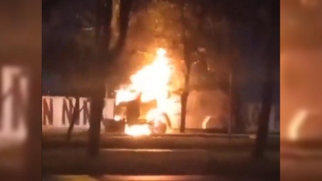 Violenta noche en Villa Francia: Un carro policial quemado, carabineros atacados a balazos y un local saqueado