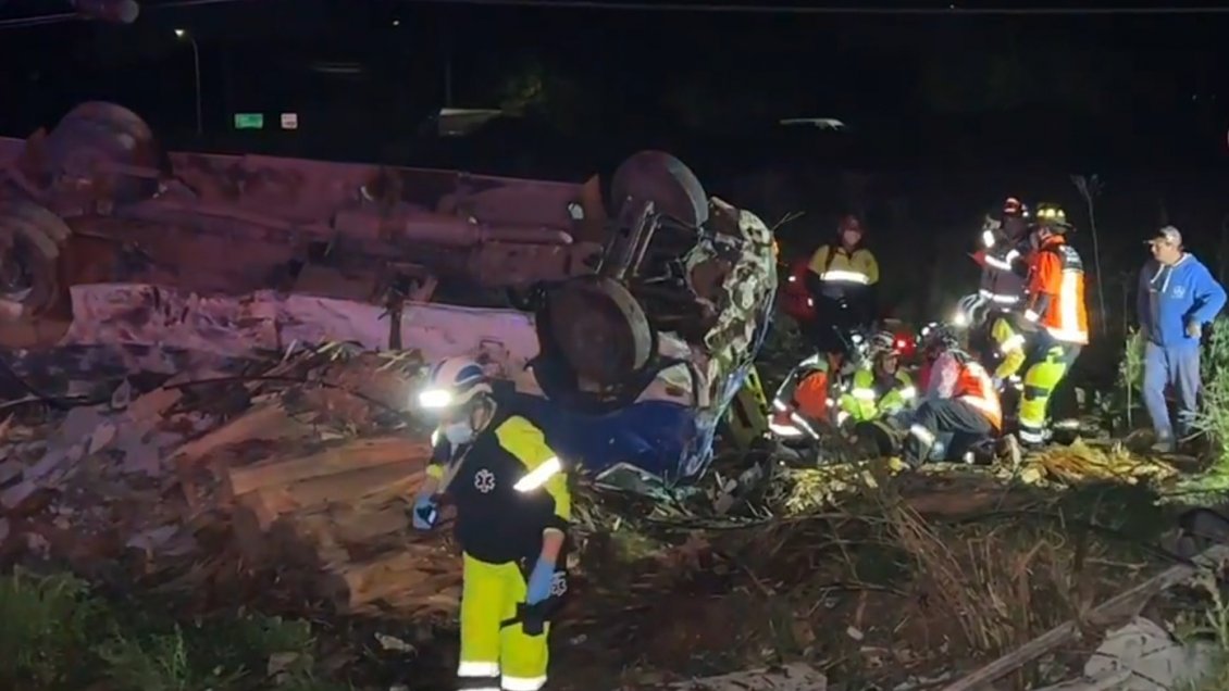 Colisión entre un camión y un minibús deja al menos 14 heridos en Talca