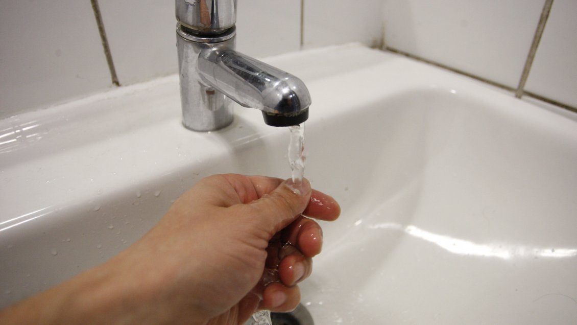 Masivo corte de agua en sectores de ocho comunas de Santiago: ¿Habrá clases? ¿Qué pasa en las oficinas?
