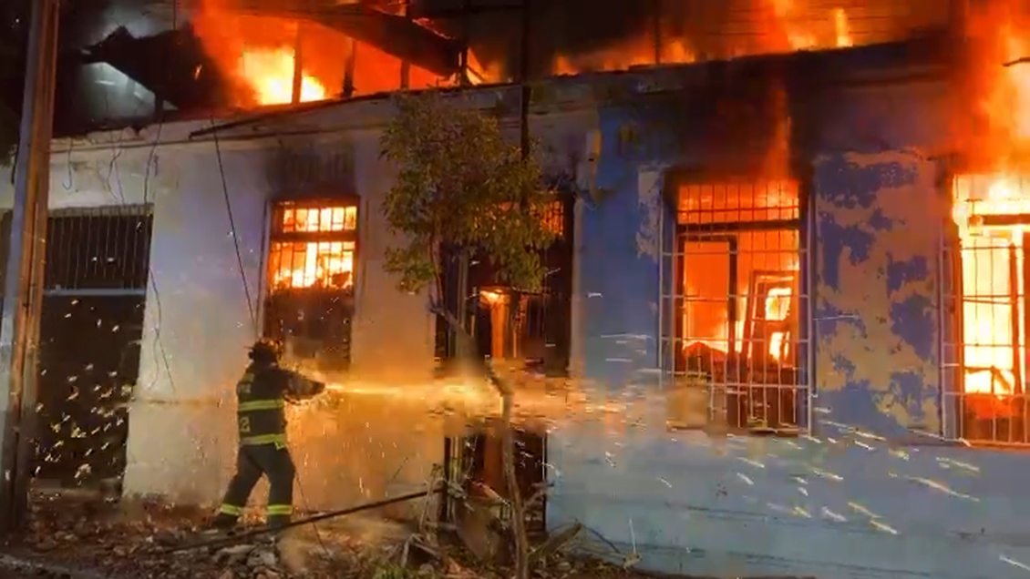 Incendio destruyó dos viviendas y dejó dos fallecidos en Santiago Centro