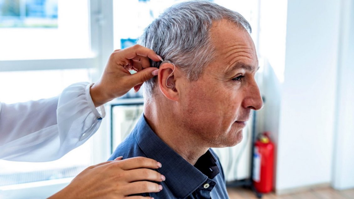 OMS advierte vínculo de pérdida de audición con salud mental