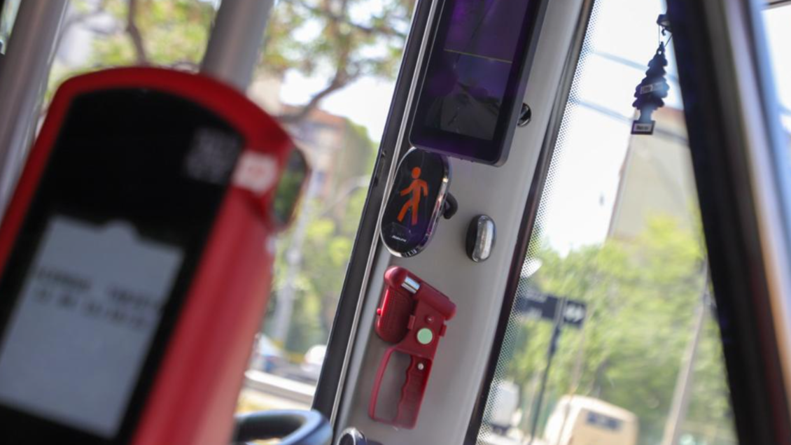 Gobierno presentó primeros buses con sensores que detectan peatones y ciclistas